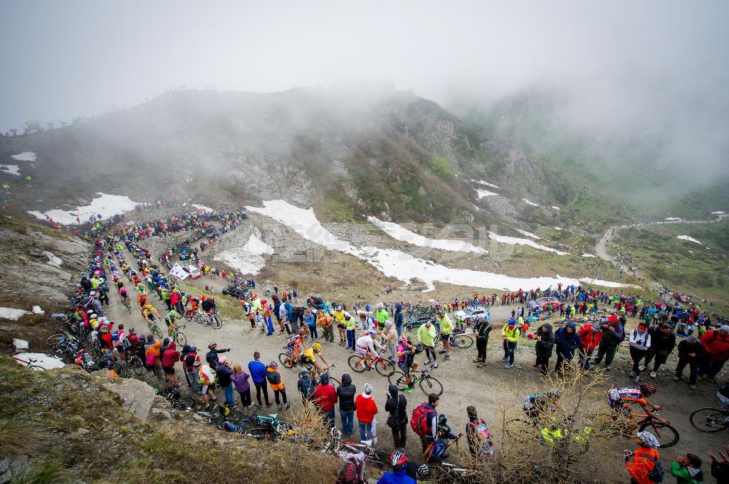 最終日前日に組み込まれた未舗装路の最難関峠のフィネストレ峠を越える選手たち。ここを越えれば、ミラノでの華々しいゴールが待っている＝２０１５年５月３０日、イタリア・コッレ・デッレ・フィネストレ（田中苑子さん撮影）
