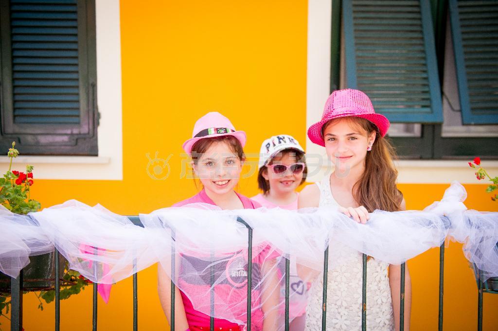 沿道の自宅からレースが通るのを待つ子供たち。レースグッズや持っているピンク色のアイテムを身につけて、選手たちに声援を送る＝２０１５年５月１２日、イタリア（田中苑子さん撮影）