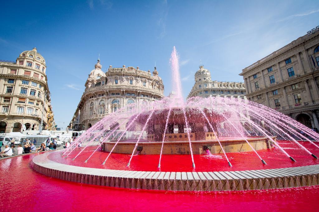 第２ステージのゴールとなった港街ジェノバ。ゴール地点の噴水の水はピンク色に染まり、選手たちの到着を待った＝２０１５年５月１０日、イタリア・リグーリア州（田中苑子さん撮影）