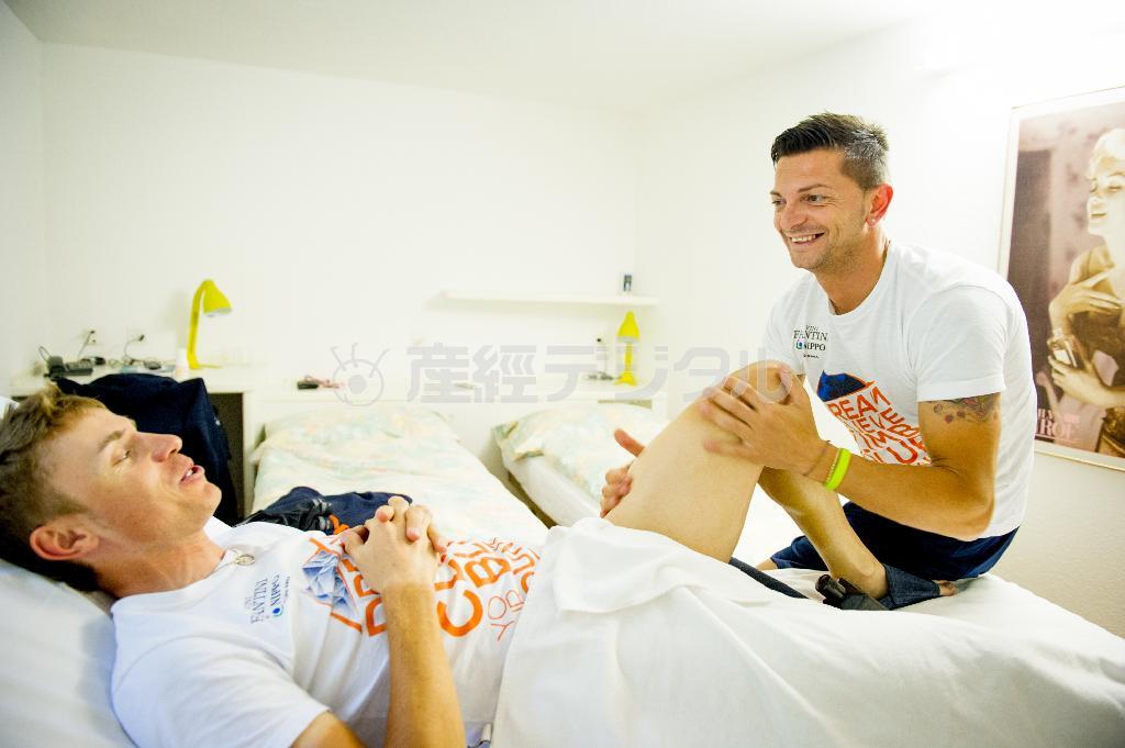 選手たちはその日のレースを終えるとマッサージを受けるのが日課。疲れをいかに回復させるかも３週間のレースを戦い抜く要素＝２０１５年５月２８日、イタリア（田中苑子さん撮影）