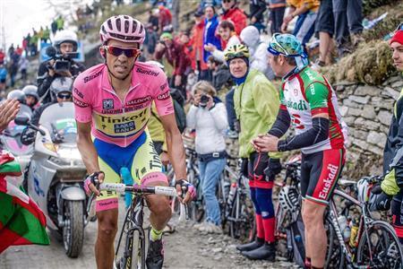 総合成績首位の証、マリアローザに身を包み山岳ステージを走るアルベルト・コンタドール（スペイン、ティンコフ・サクソ）。最終日までマリアローザを守り抜き、総合優勝を挙げた＝２０１５年５月（田中苑子さん撮影）