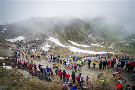 最終日前日に組み込まれた未舗装路の最難関峠のフィネストレ峠を越える選手たち。ここを越えれば、ミラノでの華々しいゴールが待っている＝２０１５年５月３０日、イタリア・コッレ・デッレ・フィネストレ（田中苑子さん撮影）