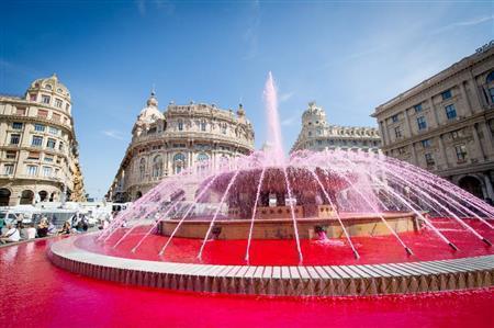 第２ステージのゴールとなった港街ジェノバ。ゴール地点の噴水の水はピンク色に染まり、選手たちの到着を待った＝２０１５年５月１０日、イタリア・リグーリア州（田中苑子さん撮影）
