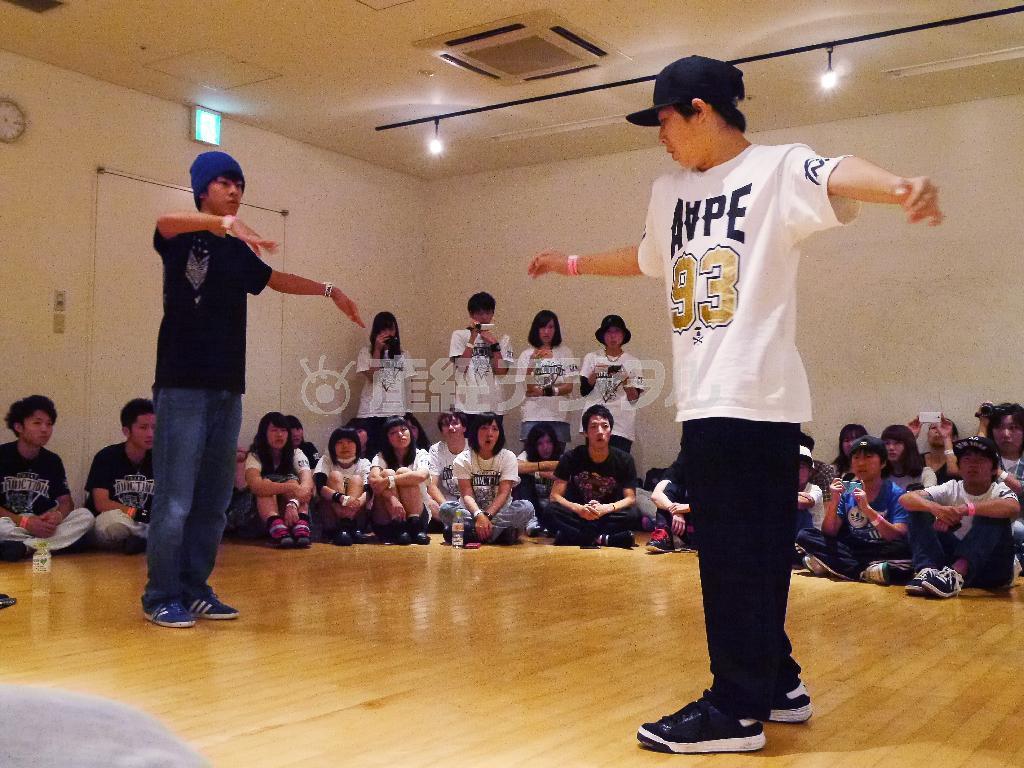 日本最大のダンスバトルイベント「ＤＡＮＣＥ＠ＬＩＶＥ＿２０１６＿ＫＩＤＳ＿東北」でベスト８に進出した際のＴＡＫＵＭＩ（手前左）とＫＡＮＡＴＡ（手前右）＝２０１５年９月２１日、宮城県のダンス・スタジオＲｏｃｋＦｏｏｔ（提供写真）