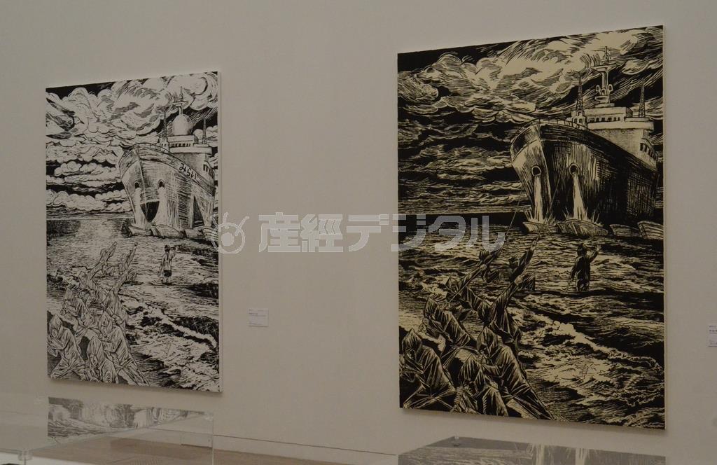 風間サチコ「帰り船（黒い座礁）」（右）と「帰り船（白い未来）」（左）＝２０１５年１２月１１日、東京都港区（原圭介撮影）