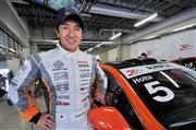 レーシングスーツに身を包む堀田さん