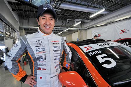 レーシングスーツに身を包む堀田さん