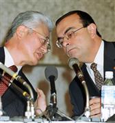 平成１２年３月、記者会見で日産自動車の社長をカルロス・ゴーン氏（右）に譲ると発表した塙義一氏（左）。自らは会長兼最高経営責任者（ＣＥＯ）になった＝東京都中央区