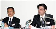 記者会見で業績予想の下方修正を発表したキリンホールディングスの伊藤彰浩取締役常務執行役員（右）ら＝２１日、東京都中央区