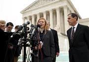 米連邦最高裁前でアファーマティブ・アクションの廃止を訴えるアビゲイル・フィッシャーさん＝２０１５年１２月９日、米国・首都ワシントン（ロイター）