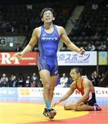 優勝しガッツポーズを見せる前田翔吾。後方は敗れた藤波勇飛（ゆうひ）＝２０１５年１２月２１日、東京都渋谷区（大橋純人撮影）