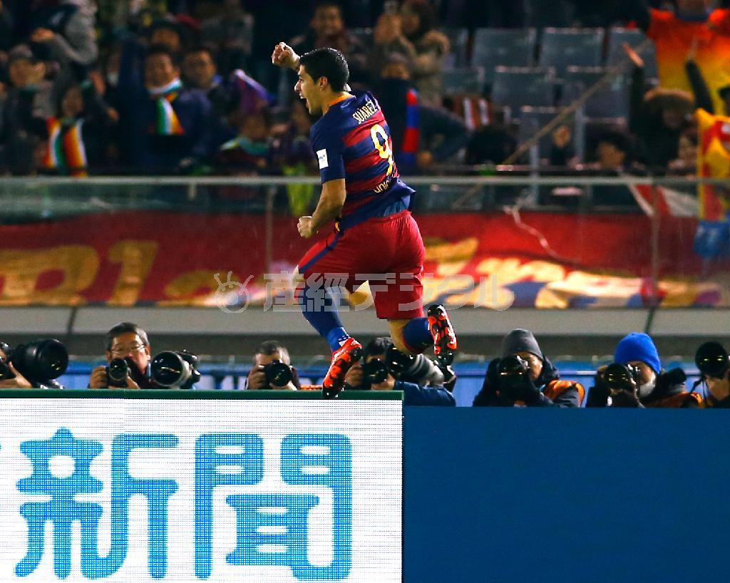 後半２得点を挙げたルイス・スアレスは、ＭＶＰに選ばれた＝２０１５年１２月２０日、神奈川県横浜市港北区の日産スタジアム（ＡＰ）
