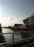 滑川にかかる海岸橋から河口を望む。川の右手の高い通信アンテナのビルが消防署の背面です＝２０１５年１２月１２日、神奈川県鎌倉市