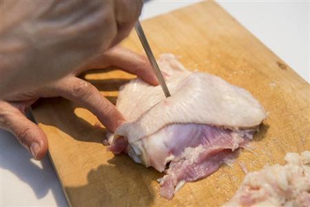 皮に穴を開けることで焼き縮みを防ぐ(松下二郎さん撮影、提供写真)
