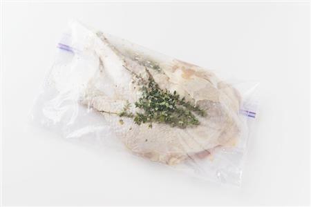 マリネは密封袋などに入れてなじませると簡単(松下二郎さん撮影、提供写真)