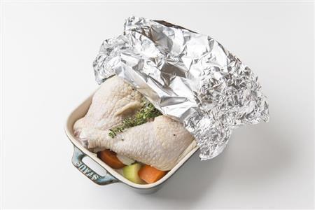 最初にホイルで覆うことで焦げにくくふっくら仕上がる(松下二郎さん撮影、提供写真)