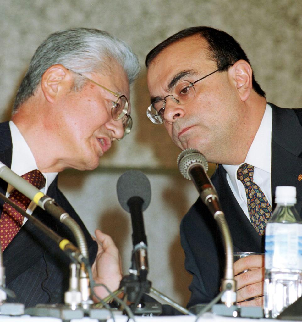 日産自動車の社長交代会見に臨んだ塙義一氏（左）とカルロス・ゴーン氏＝２０００年３月