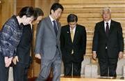 臨時閣議に臨む安倍首相（中央）ら＝２４日午前、首相官邸