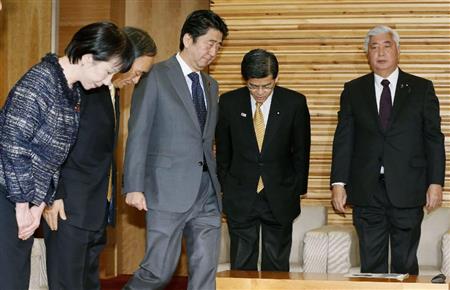 臨時閣議に臨む安倍首相（中央）ら＝２４日午前、首相官邸