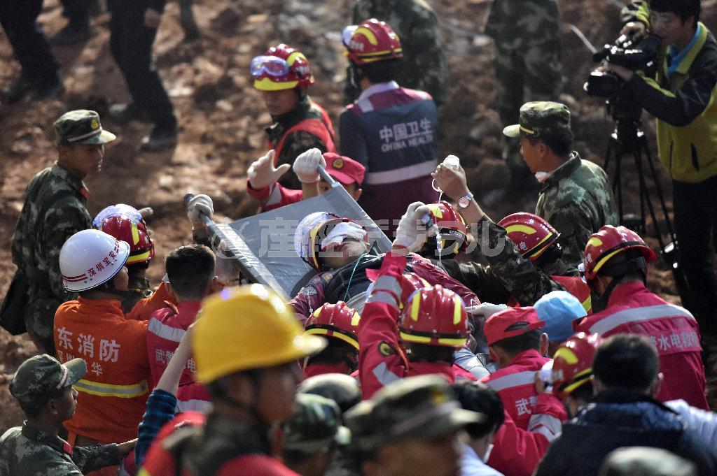 １２月２３日に救助された男性＝２０１５年、中国広東省深●（＝土へんに川、しんせん）市（ＡＰ）