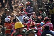 １２月２３日に救助された男性＝２０１５年、中国広東省深●（＝土へんに川、しんせん）市（ＡＰ）