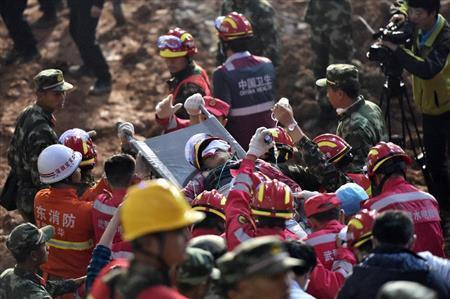 １２月２３日に救助された男性＝２０１５年、中国広東省深●（＝土へんに川、しんせん）市（ＡＰ）