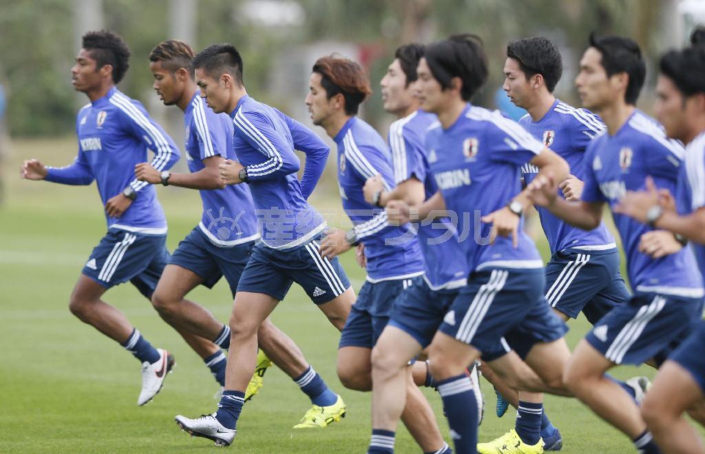 ランニングする久保裕也（左から３人目）らＵ－２２日本イレブン＝２０１５年１２月２３日、沖縄県石垣市内（共同）