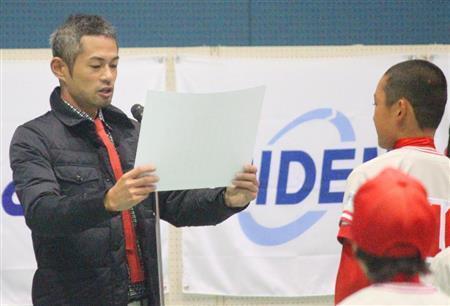 「イチロー杯争奪学童軟式野球大会」の閉会式で、野球少年を表彰するイチロー外野手（左）＝２０１５年１２月２３日午後、愛知県西春日井郡豊山町（共同）