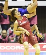 豪快な投げ技を繰り出す吉田沙保里（さおり）＝２０１５年１２月２３日、東京都渋谷区の代々木競技場第２体育館（甘利慈撮影）