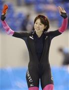 女子１５００メートルを国内最高記録で制し、笑顔で歓声に応える菊池彩花（あやか）＝２０１５年１２月２３日、長野県長野市のエムウエーブ（共同）