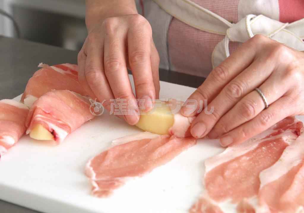 豚肉のリンゴ巻き白ワイン煮（作り方１）＿＿豚肉を広げておき、塩、こしょうをふり、リンゴをのせて巻く（田中幸美撮影）