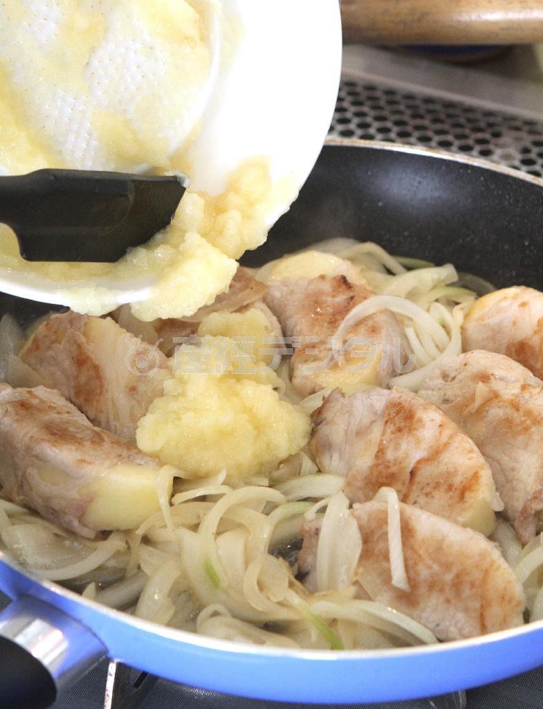 豚肉のリンゴ巻き白ワイン煮（作り方３）＿＿白ワインを加えてアルコール分を飛ばし、水とリンゴのすりおろしを加えて、煮汁に粒マスタードを加えなじませる。塩、こしょうで味を調え、火を止める。クレソンと盛り合わせる。