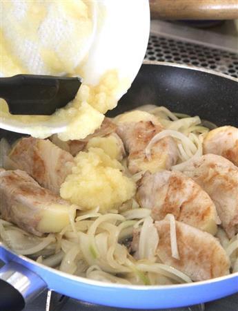 豚肉のリンゴ巻き白ワイン煮（作り方３）＿＿白ワインを加えてアルコール分を飛ばし、水とリンゴのすりおろしを加えて、煮汁に粒マスタードを加えなじませる。塩、こしょうで味を調え、火を止める。クレソンと盛り合わせる。