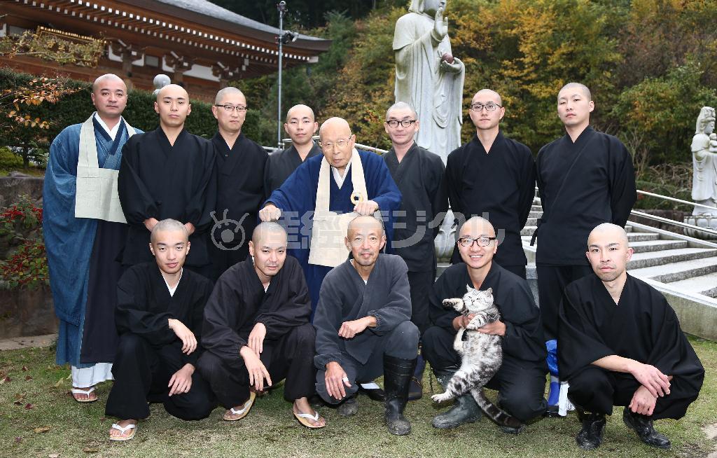 勢ぞろいした猪苗代昭順副住職（後列左端）ら、御誕生寺の皆さん。画面中央でおどけて見せてくれたのが板橋興宗住職＝２０１５年１１月１３日、福井県越前市の御誕生寺（尾崎修二撮影）
