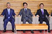 臨時閣議に臨む（左から）甘利明経済再生担当相、安倍晋三首相、麻生太郎財務相＝２４日午前、首相官邸（斎藤良雄撮影）