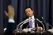 平成２８年度予算案が閣議決定され、記者会見で質問に答える麻生太郎財務相＝２４日午前、財務省（ロイター）