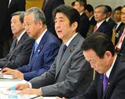 経済財政諮問会議であいさつする安倍晋三首相（手前から２人目）＝２４日午後、首相官邸（斎藤良雄撮影）