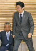 臨時閣議に臨む安倍首相。左は甘利経済再生相＝２４日午前、首相官邸