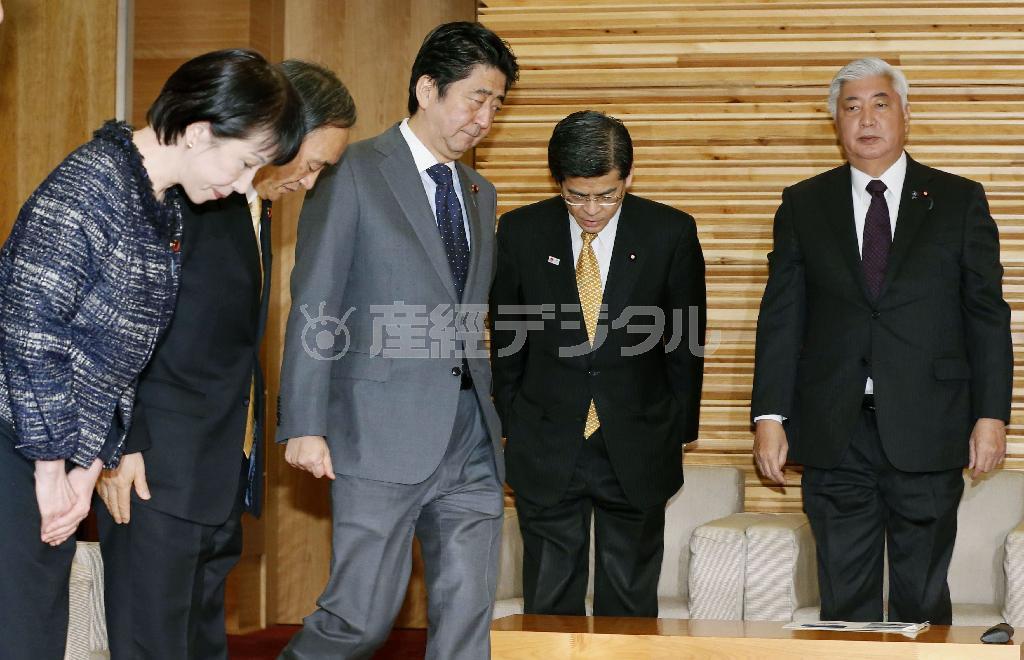 臨時閣議に臨む安倍晋三（あべ・しんぞう）首相（中央）ら。４年連続で過去最大となる２０１６年度予算案を決定した＝２０１５年１２月２４日午前、首相官邸（共同）