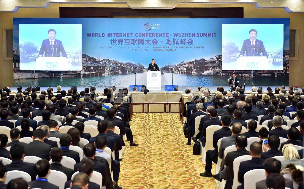 １２月１６日、浙江省桐郷市烏鎮で開幕した「第２回世界インターネット大会」で基調講演を行う中国の習近平国家主席。中国の肝煎りで昨年に続いて同じ場所で開かれたが、ネット先進国の大半が不参加という異様な国際会議だった＝２０１５年、中国（ＡＰ）