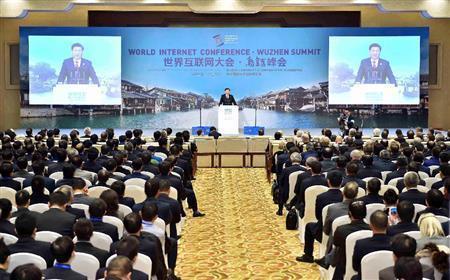 １２月１６日、浙江省桐郷市烏鎮で開幕した「第２回世界インターネット大会」で基調講演を行う中国の習近平国家主席。中国の肝煎りで昨年に続いて同じ場所で開かれたが、ネット先進国の大半が不参加という異様な国際会議だった＝２０１５年、中国（ＡＰ）