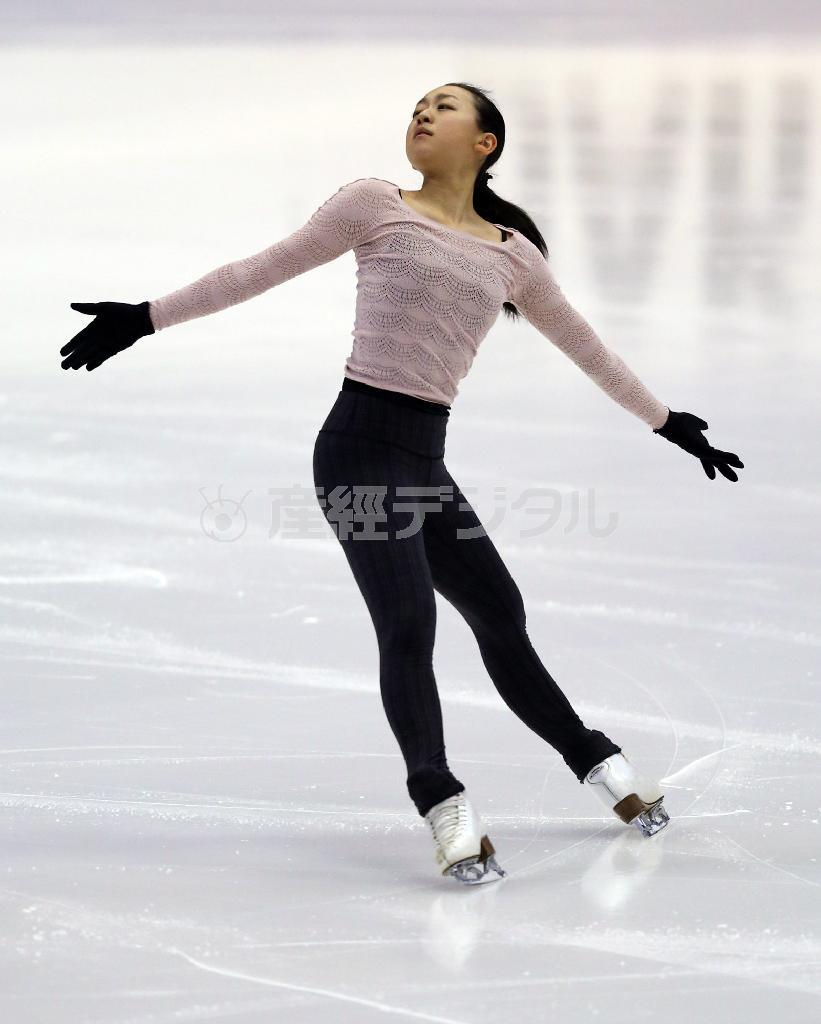 無難に公式練習をこなした浅田真央（まお）＝２０１５年１２月２４日、北海道札幌市の真駒内セキスイハイムアイスアリーナ（高橋茂夫撮影）