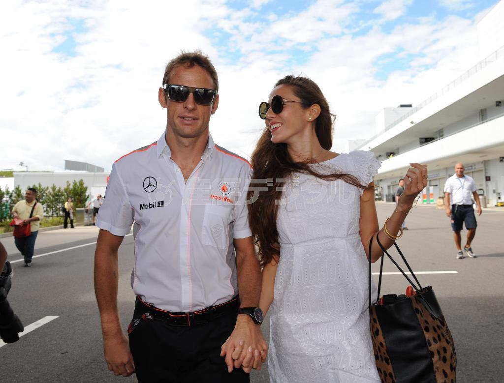 ２０１４年１２月２９日に結婚したＦ１ドライバーのジェンソン・バトン選手（左）とモデルの道端ジェシカさん＝２０１３年１０月１０日、三重県鈴鹿市（澤野貴信撮影）