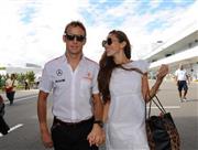 ２０１４年１２月２９日に結婚したＦ１ドライバーのジェンソン・バトン選手（左）とモデルの道端ジェシカさん＝２０１３年１０月１０日、三重県鈴鹿市（澤野貴信撮影）