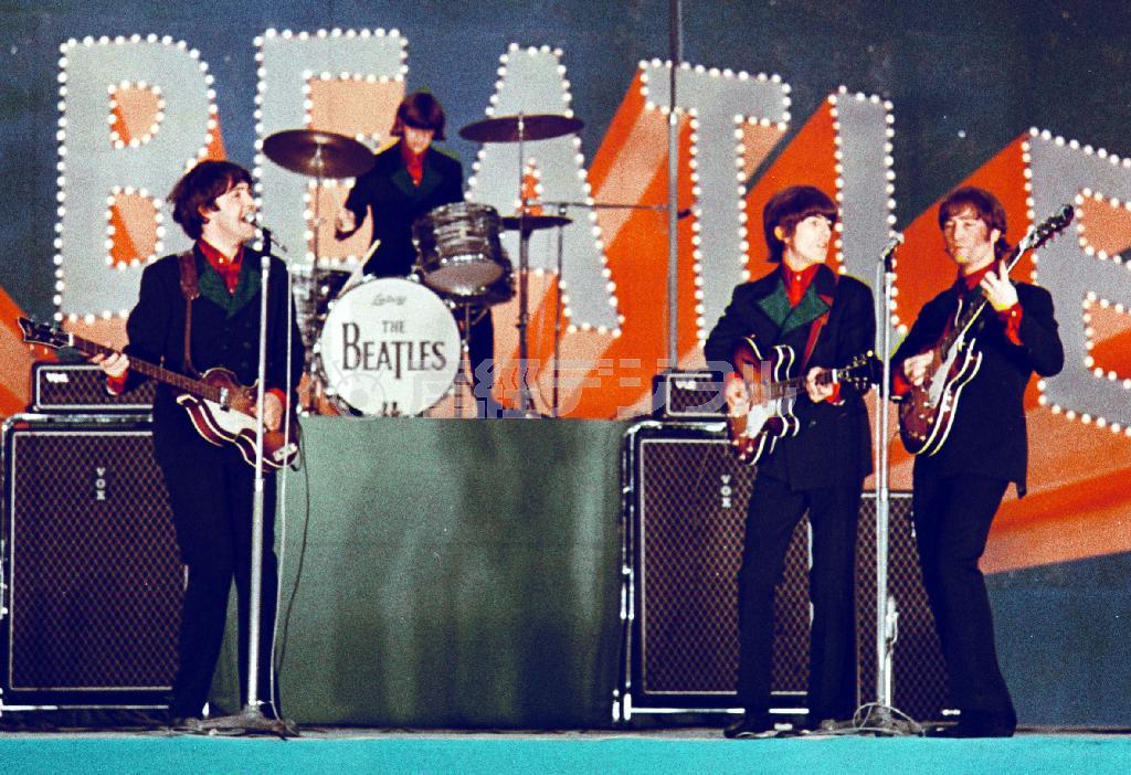 １９６６年６月の日本武道館での公演で演奏するビートルズ。名曲の数々がネットのストリーミングサービスで聴けるようになった＝東京都千代田区（共同）