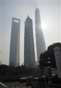 中国で最も高い地上１２８階建ての超高層ビルとして建設中の「上海中心大厦（英文名は上海タワー）」（６３２メートル、３本ある超高層ビルの一番右側）で三菱電機製エレベーターが初めて報道陣に公開された＝２５日、上海市内（河崎真澄撮影）
