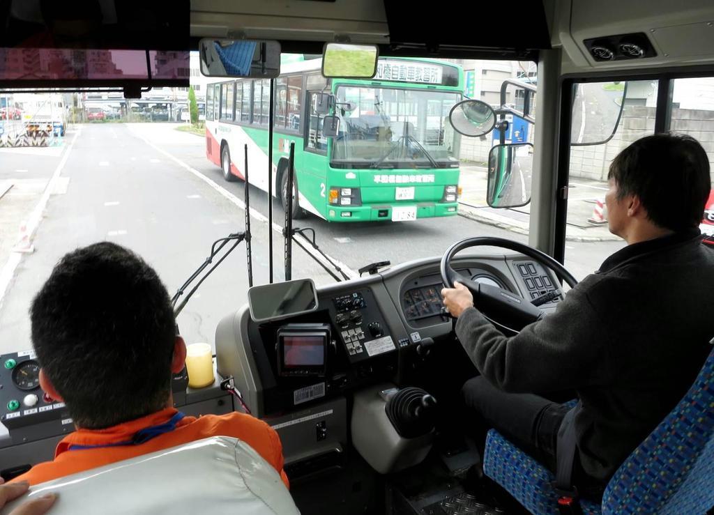 自動車教習所が開いたバス教習付きの合同会社説明会。参加した求職者のほとんどがハンドルを握った＝１１月下旬、東京都葛飾区