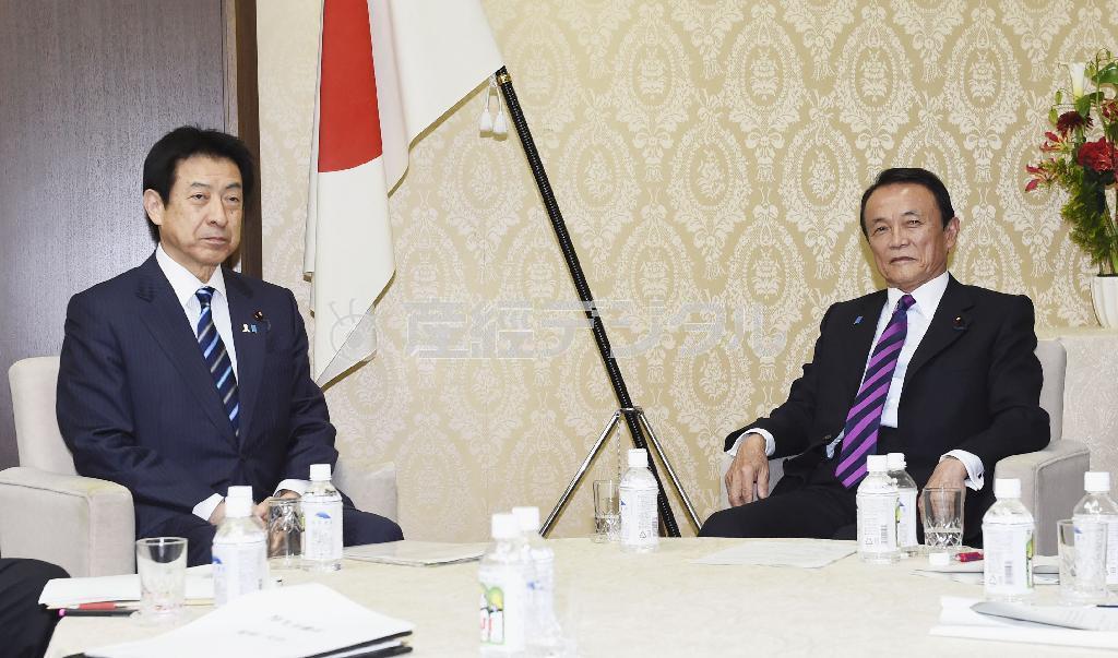 折衝に臨む塩崎恭久厚労相（左）と麻生太郎財務相。診療報酬の本体部分増は安倍晋三（しんぞう）首相の強い意向だったという＝２０１５年１２月２１日午後、財務省（共同）