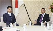 折衝に臨む塩崎恭久厚労相（左）と麻生太郎財務相。診療報酬の本体部分増は安倍晋三（しんぞう）首相の強い意向だったという＝２０１５年１２月２１日午後、財務省（共同）