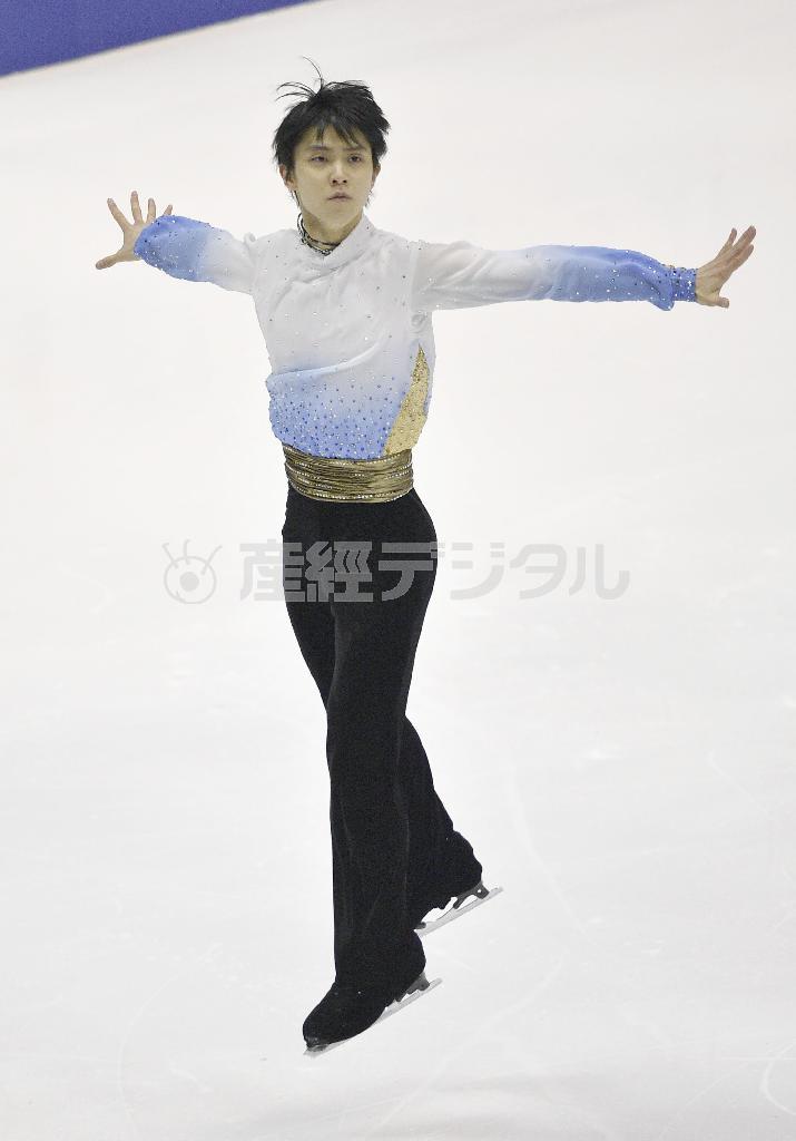 男子ショートプログラム（ＳＰ）で演技する羽生結弦（はにゅう・ゆづる）＝２０１５年１２月２５日、北海道札幌市南区の真駒内セキスイハイムアイスアリーナ（共同）